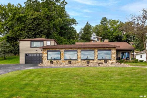 21480 Great River Road, Le Claire, IA, 52753 | Card Image