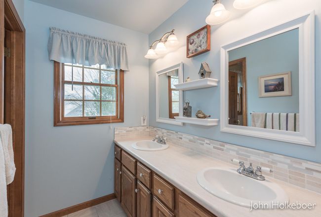 14_Upper Level Full Bath-1 | Image 43