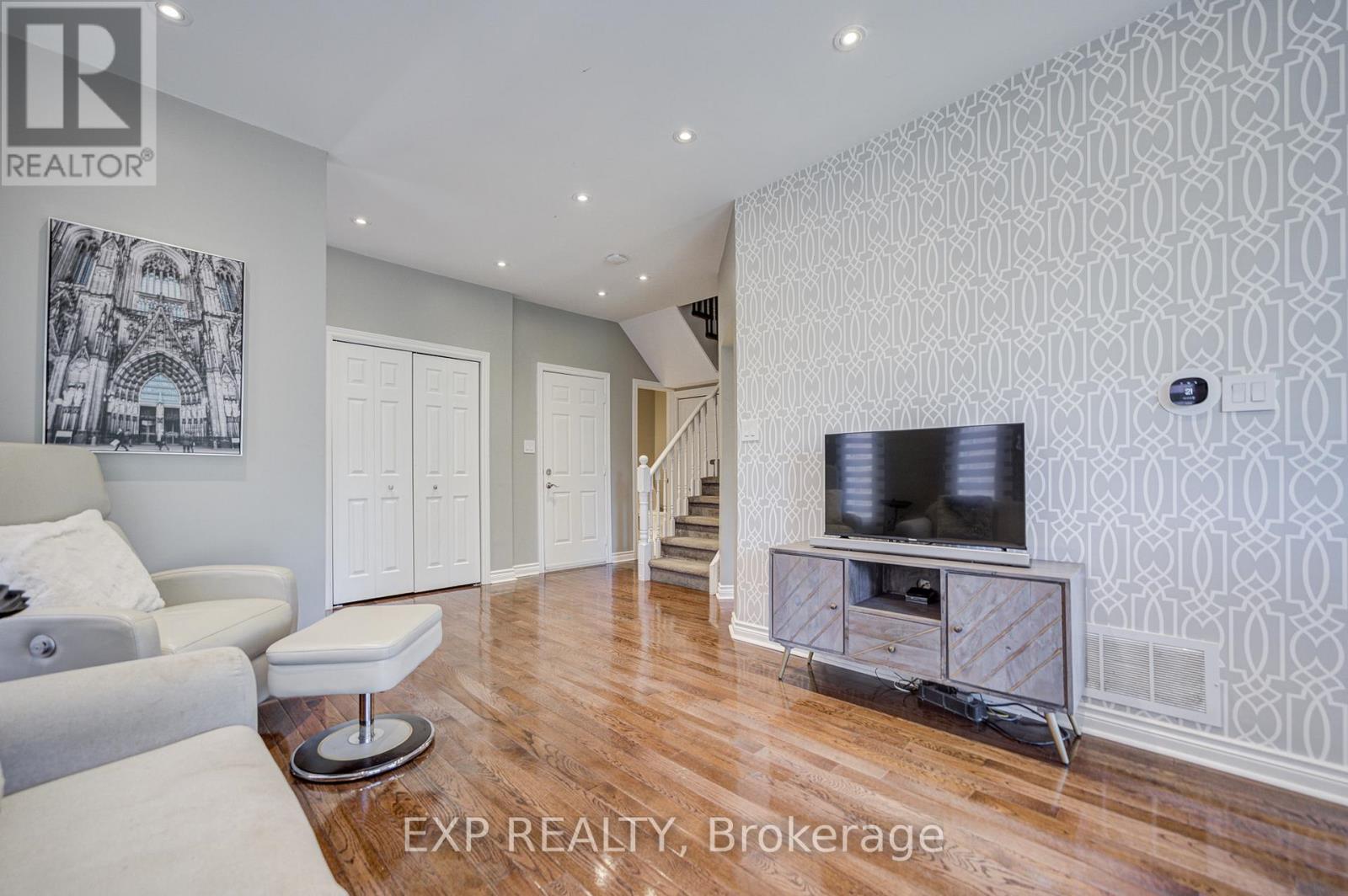 Residential in Newmarket (Gorham-College Manor) 3