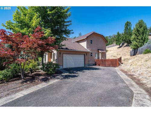 1592 Rocky Dr, Roseburg, OR, 97470-5750 | Card Image