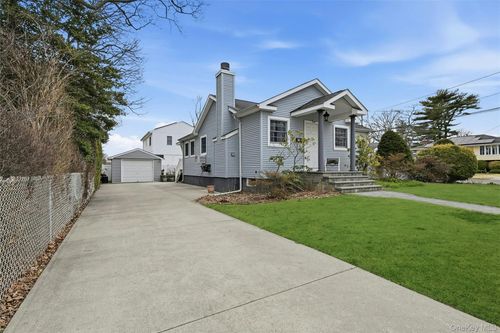 136 Park Ave, Babylon, NY, 11702-1709 | Card Image