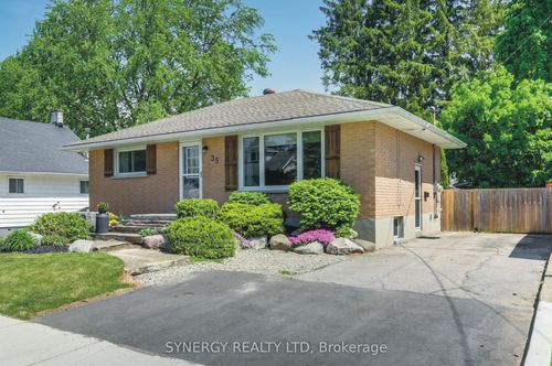 35 Queen St, Strathroy, ON, N7G2H5 | Card Image