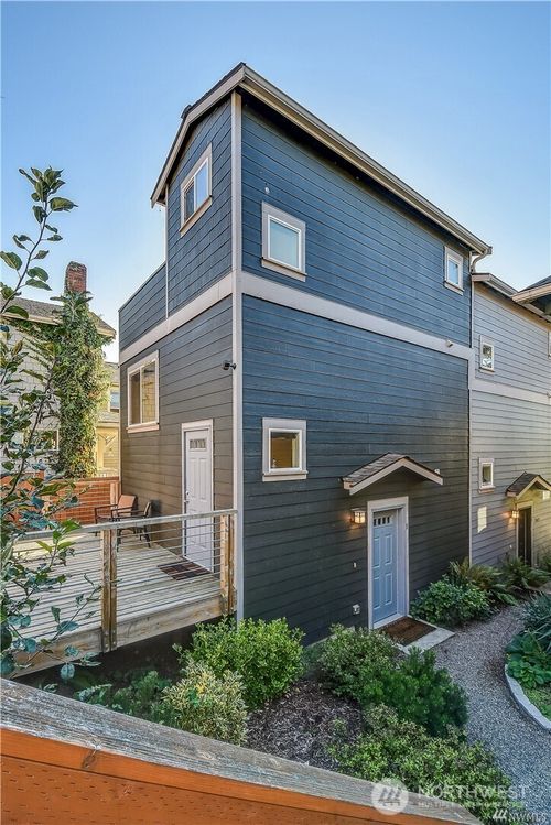 b-2042 Franklin Ave E, Seattle, WA, 98102-3523 | Card Image