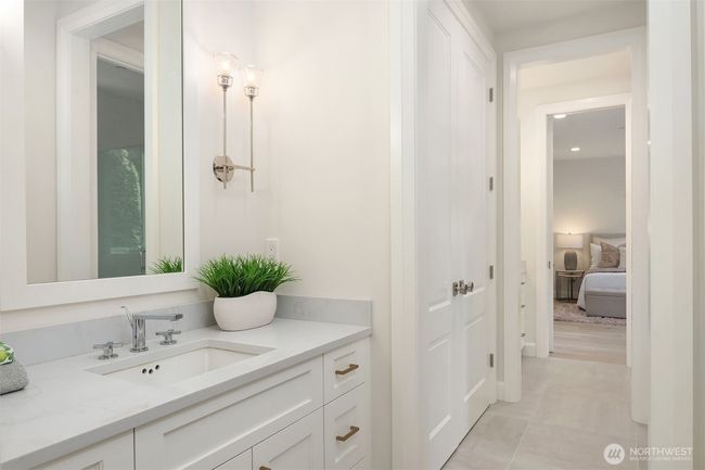 8620 N Mercer Way, House other with 5 bedrooms, 5 bathrooms and 3 parking in Mercer Island WA | Image 26