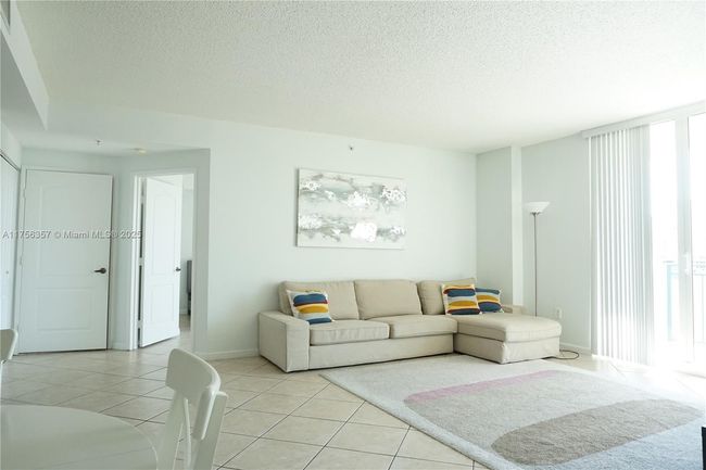 APT-606 - 17555 Atlantic Blvd, Condo with 2 bedrooms, 2 bathrooms and null parking in Sunny Isles Beach FL | Image 4