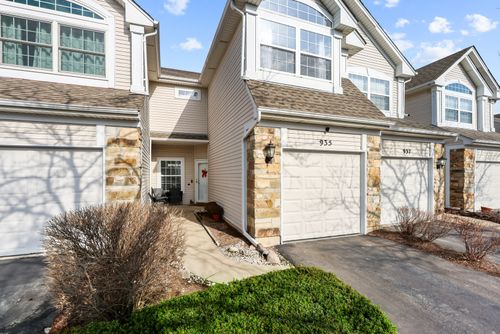 935 Viewpoint Dr, Lake In The Hills, IL, 60156-4914 | Card Image