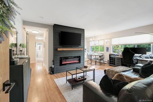 426 Burnside Rd W, Saanich, BC, V8Z1M2 | Card Image