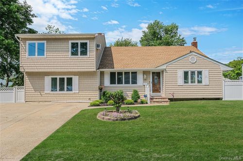 59 Maybrook Rd, Babylon, NY, 11703-3013 | Card Image
