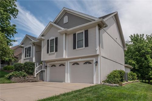 207 Woodhaven Dr, Smithville, MO, 64089-9638 | Card Image
