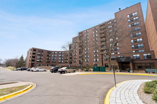 apt-511-7600 Golden Valley Rd, Golden Valley, MN, 55427-4560 | Card Image