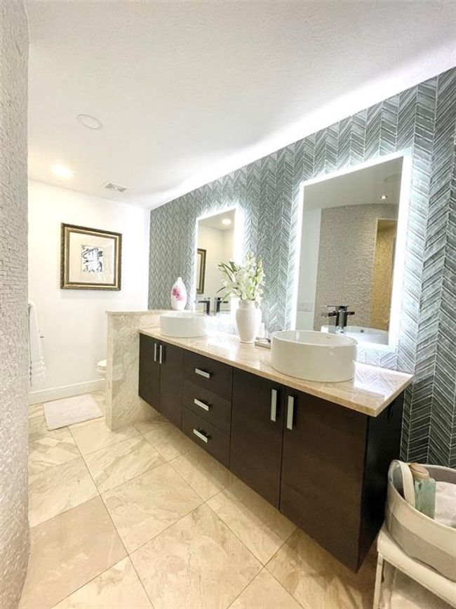 Master Bathroom | Image 17
