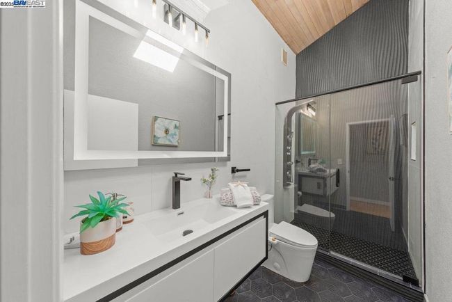 Beautiful HallBath | Image 14