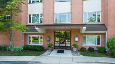 504 - 211 Rivershire Lane, Condo with 2 bedrooms, 2 bathrooms and 2 parking in Lincolnshire IL | Image 1