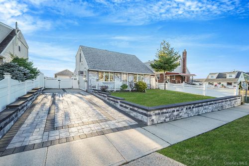 897 Washington Ave, Westbury, NY, 11590-6016 | Card Image