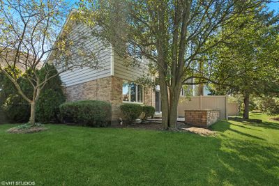 17238 Lakebrook Drive, Townhouse with 2 bedrooms, 2 bathrooms and 2 parking in Orland Park IL | Image 2