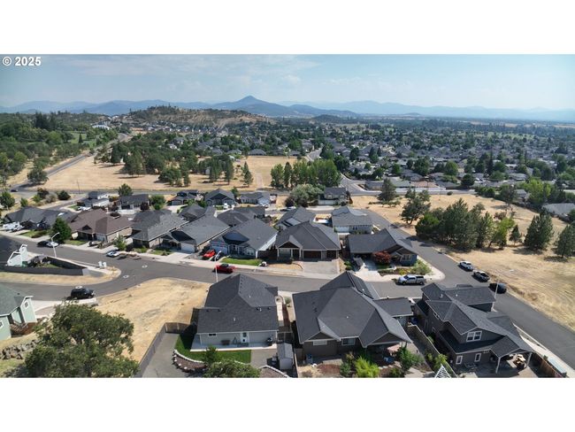 1019 Azure Way, House other with 3 bedrooms, 2 bathrooms and 2 parking in Eagle Point OR | Image 4