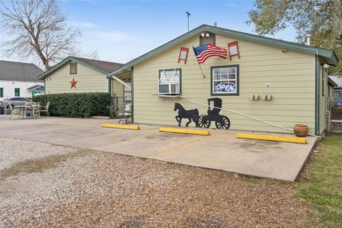 3-2200 Peach Ave, Bay City, TX, 77414-6258 | Card Image