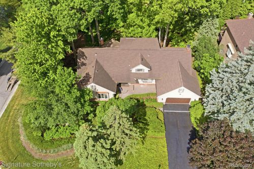 3215 Woodview Lake Rd, West Bloomfield, MI, 48323-3572 | Card Image