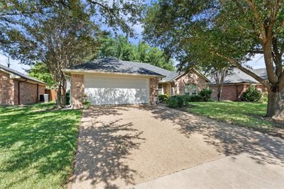 10813 Sierra West Drive, House other with 3 bedrooms, 2 bathrooms and 2 parking in Waco TX | Image 2