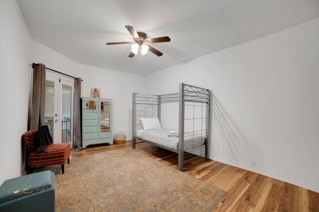 Bedroom with high ceiling | Image 23