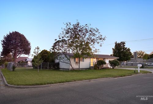 824 Nw 4th Ave, Ontario, OR, 97914-2219 | Card Image