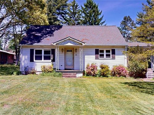 140 Evergreen Dr, Aliquippa, PA, 15001-1427 | Card Image