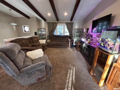 107 Park Lane Cir, Eldridge, IA, 52748-9665 | Card Image