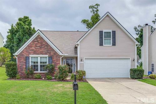 833 Willow Bay Dr, Fuquay-Varina, NC, 27526-4921 | Card Image