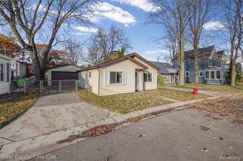 3004 Maplewood Dr, Fort Gratiot, MI, 48059-2833 | Card Image