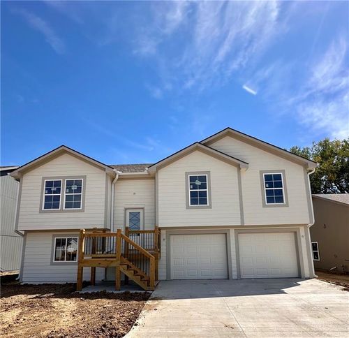 1307 Ne Sequoia Ct, Oak Grove, MO, 64075-5501 | Card Image