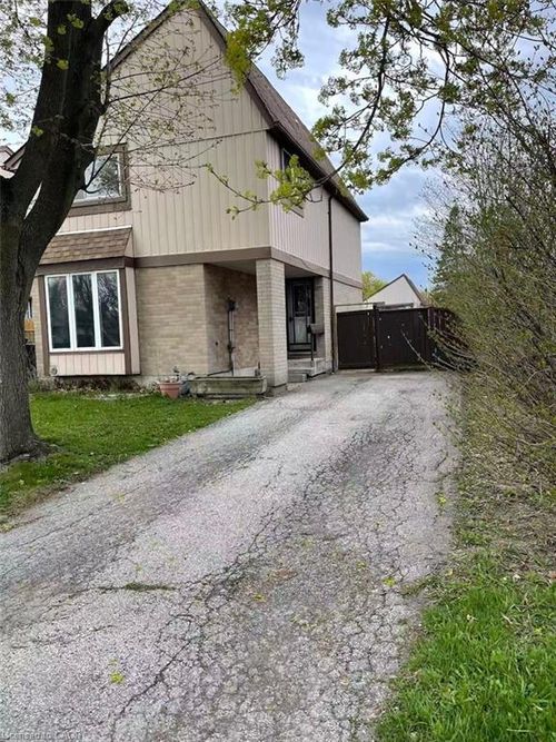 390 E 23rd St, Hamilton, ON, L8V2X6 | Card Image