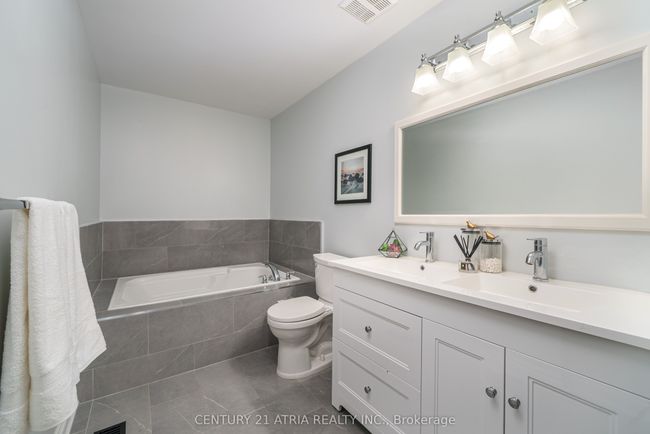 66 Daniel Reaman Cres, House attached with 4 bedrooms, 3 bathrooms and 2 parking in Vaughan ON | Image 18