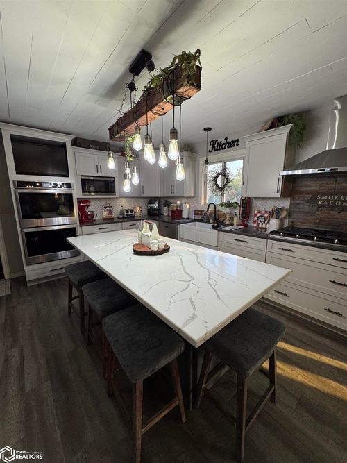 1007 W Spring St, Sigourney, IA, 52591-1049 | Card Image