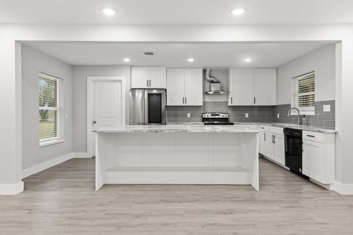 813 Central Ave, Elgin, TX, 78621-2521 | Card Image