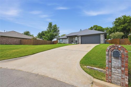 1005 Meadowlake Dr, Noble, OK, 73068-8329 | Card Image