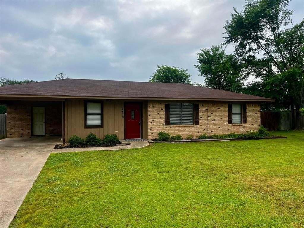 Adams St, Grand Saline, TX 75140
