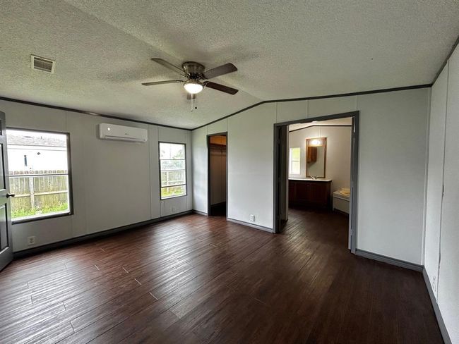 2523 Oyster Creek Bnd, House other with 3 bedrooms, 2 bathrooms and null parking in Oyster Creek TX | Image 4