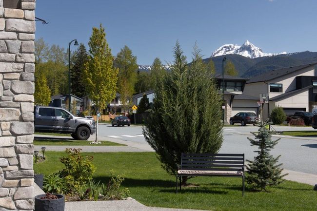 39253 Falcon Cres, House other with 3 bedrooms, 3 bathrooms and 3 parking in Squamish BC | Image 5
