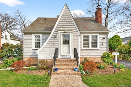 8 W Palisades Ave, Nanuet, NY, 10954-3210 | Card Image