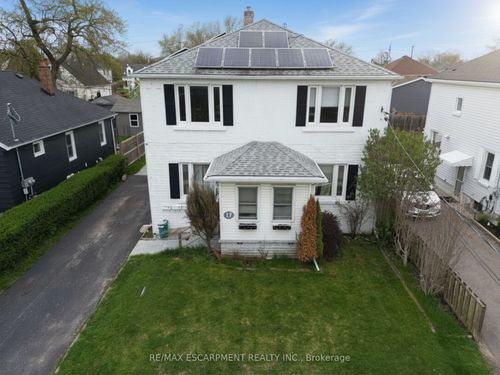 17 Lyons Ave, Welland, ON, L3B1L8 | Card Image
