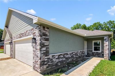 6148 Park Street, Home with 2 bedrooms, 2 bathrooms and null parking in Shawnee KS | Image 2