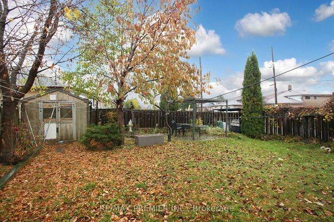 36 Newlin Cres, House attached with 5 bedrooms, 3 bathrooms and 4 parking in North York ON | Image 26