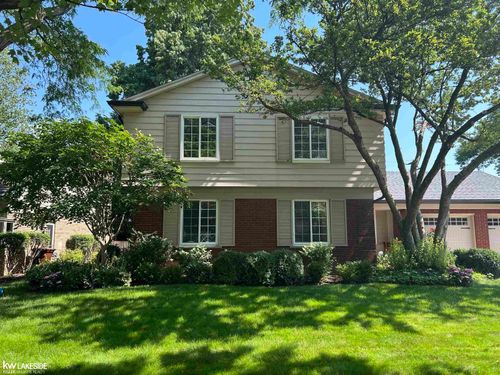 580 N Brys Dr, Grosse Pointe Woods, MI, 48236-1247 | Card Image