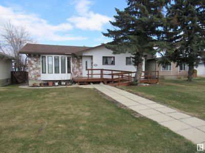 5505 56 St, House other with 4 bedrooms, 2 bathrooms and null parking in Barrhead AB | Image 2