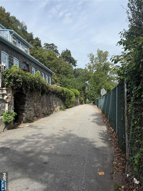 2 Oakdene Ter, Edgewater, NJ, 07020-1102 | Card Image