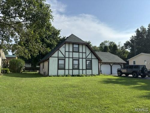 818 Webster St, Nokomis, IL, 62075-1403 | Card Image