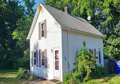 15 Hope Ct, West Warwick, RI, 02893-5916 | Card Image