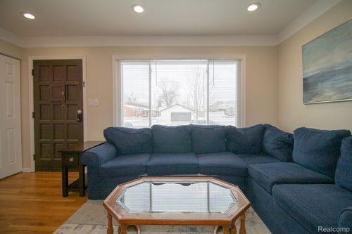 8225 Hubbard St, Westland, MI, 48185-1409 | Card Image