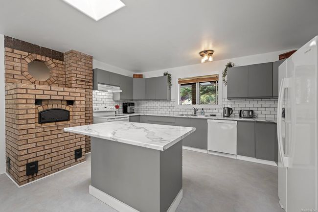 65 Islewood Dr, House other with 3 bedrooms, 2 bathrooms and 4 parking in Bowser BC | Image 6