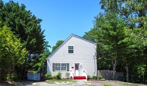 32 Birch Ct, Riverhead, NY, 11901-3414 | Card Image